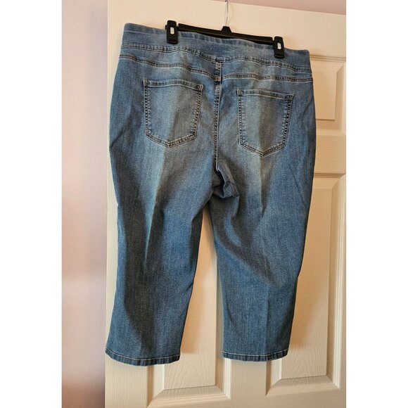 Croft & Barrow Womens Sz 18 Denim Capri Jeans W/Pockets Casual Comfort Stretchy - Picture 2 of 10